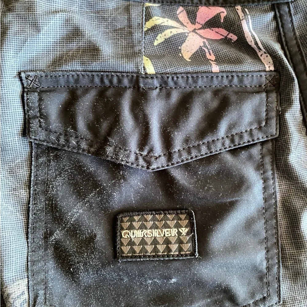 Quicksilver sustainable designed n Hawaii gray pink tiki hawaiin done